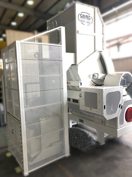 Manuseamento e reciclagem juntos: descubra as soluções combinadas de volteador e triturador da CAMEC.