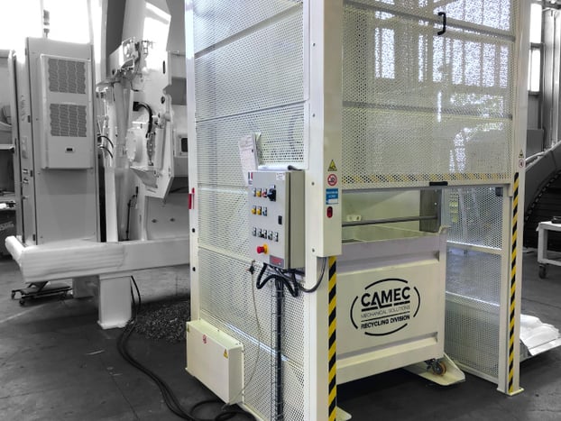 Elevadores y volteadores con descarga frontal en instalación de trituración de aluminio