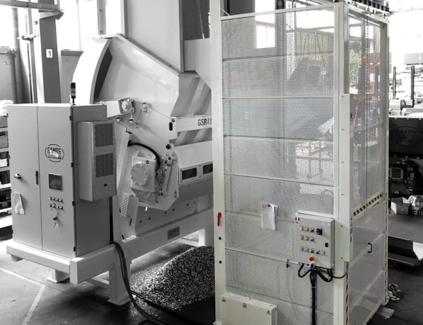 Elevadores y volteadores con descarga frontal en instalación de trituración de aluminio