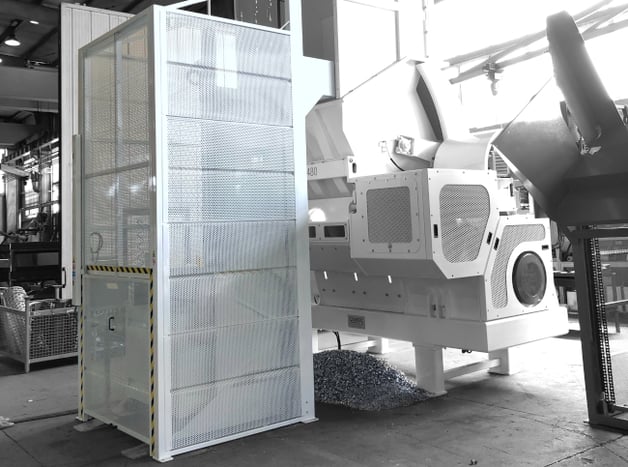 Elevadores y volteadores con descarga frontal en instalación de trituración de aluminio