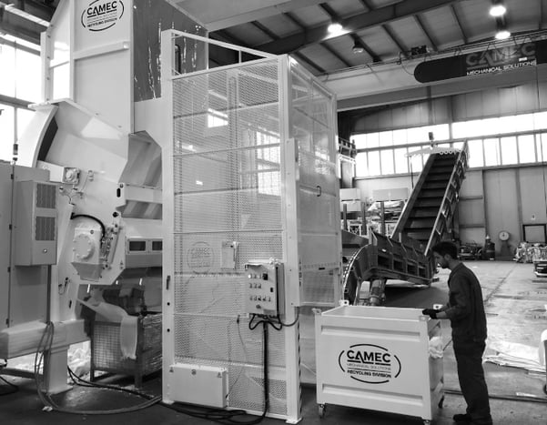 Elevadores y volteadores con descarga frontal en instalación de trituración de aluminio